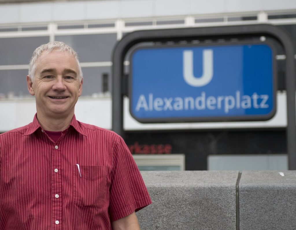 Michael Bienert am Alexanderplatz